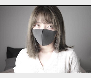 纯爱自拍25分钟短片：玩偶姐姐白丝袜足艺指交