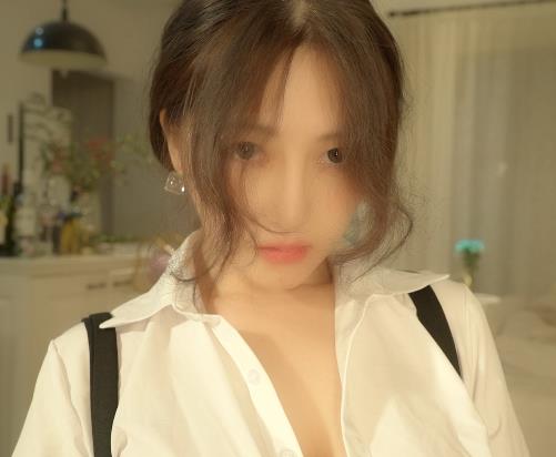 樱晚gigi钢琴课系列：诱惑游戏脱衣资源1V611M