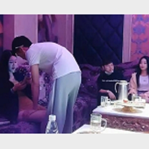 暗黑KTV大场面，时长32分钟，牛B瘦子常客，人气超高