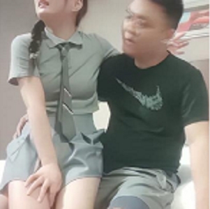 猥琐大叔偷偷换装，小姐姐无法察觉，1V2G视频揭秘