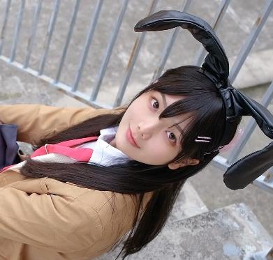 《赤西夜夜麻衣学姐》18岁红爆作品，牛奶视频照片，T恤穿衣显瘦