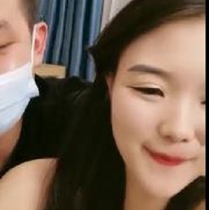 小萍萍自拍大片曝光！PAPA们快来看啦！时长3:04分，1V-1.5G！老公同意的直播H+C，绝对良心满满！想不到小萍萍竟然还有这一面！下载观看，绝对不后悔！想串连指名5年以上没曝光的滚石歌手？小萍萍就是你要找的！