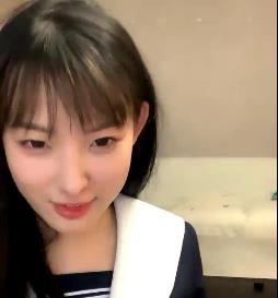 校园清纯邻家小妹糖纸妹妹：2V视频2.4G，风烧L舞惊艳直播洗澡