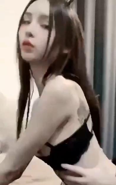 超美女孩Newty的社交媒体自拍秀，男友胡子大叔完全忽略！