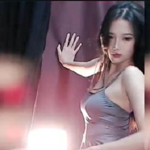 CC主播蓝云小园热裤直播视频17分钟，感动友军，挑战行业通告