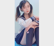 粉嫩妹子鱼丸：水嫩娇小可爱穿水手服，丝质袜子视频珍藏版