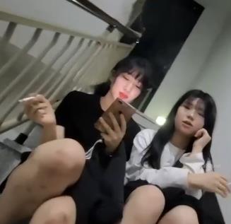 校园女大学生偷偷用嘴校道男老师，时长35分钟，21年韩国烟C自拍