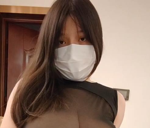 网红温柔妹妹九儿：椅子扒拉神秘处，骚气身材小坦克，车灯闪耀