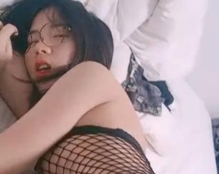 年轻可爱小姐姐黑丝网袜视频泄密