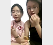 00后女孩直播自拍：真挚闺蜜情谊