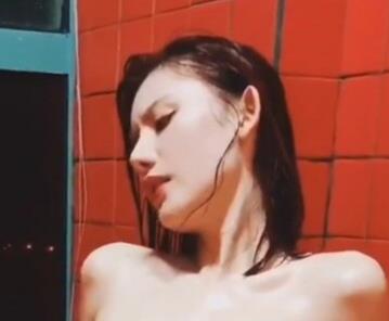 超人气名模阿朱公交车女神,100V1.3G震撼力海鲜馒头