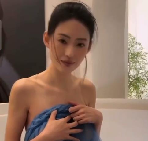 外网手口胶精品技术视频合集，女主手指嘴唇疯狂搅动