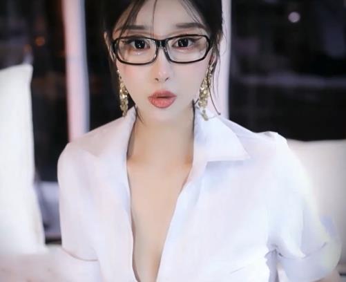 CC主播小恩雅定制剧情小说，时长33分钟，自拍精彩表演