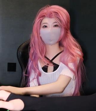 “粉色情人自拍出品，时长21分钟，特写鲍鲍，软萌兔兔酱JK装玩塞子女主身材”