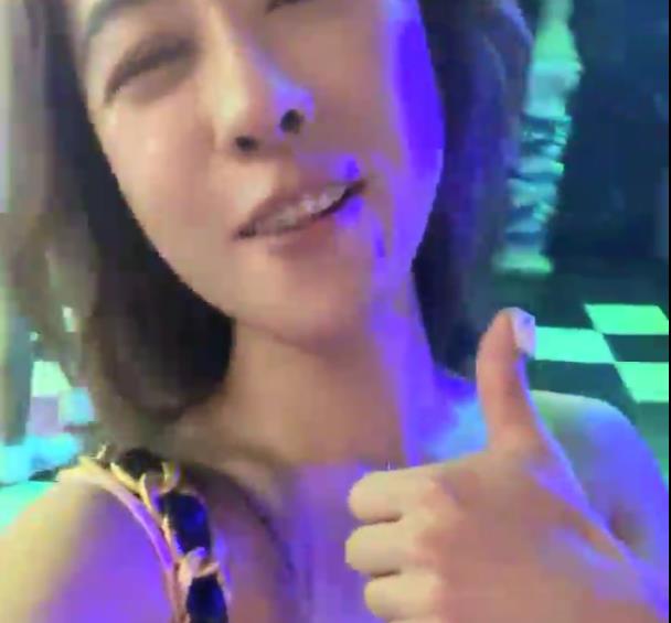 健身达人桃桃：夜店牛郎密码房抖音表演，翘臀吸引大家关注