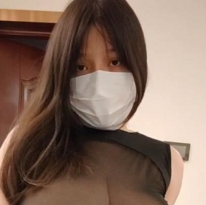 网红温柔妹妹九儿：椅子扒拉神秘处，骚气身材小坦克，车灯闪耀