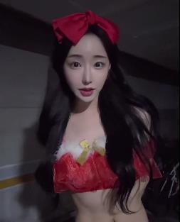 TS女神lalalin010自拍作品，颜值在贤娆时长10分钟，正面用嘴，下载观看