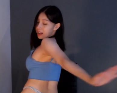 土豪哥曝光的前女团员Minarocket自拍视频！13V-954M，S舞舞蹈惊艳，道具CB表现美轮美奂！女团成员身材颜值超群，推荐下载观看！