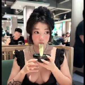 顶级反差母PP第二弹视频-高档酒店民宿流传