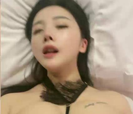 颜值爆表！童颜大罩杯甜美妹子露脸心动，网友热议