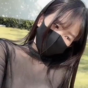 粉色情人双马尾妹子温泉花园打粑粑2V986M身材妹子