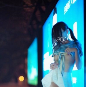 展示女神FSS冯珊珊展示合集：墙内开花墙外香，日常生活高难度互动