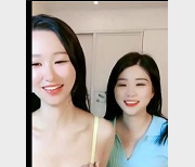 双F高颜姐妹花：绑手拉丝丝袜，黑鲍L露脸开心笑