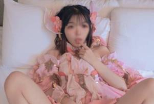 反差婊COSER小余秀萝公园展示，1V283M