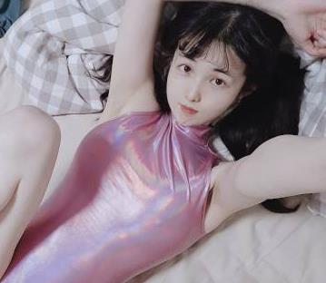 越南女菩萨xiaoE小e合集：24V6.5G视频，玩LOL玩蛋蛋喷屏幕加水收藏嫩玩具