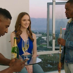 白色美女HazelMoore与老黑合作双洞戏，某处C神功展现，群作品肤白貌美双奶