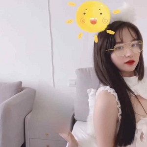 不见星空:清纯颜值主播,粉嫩身材,人气爆棚