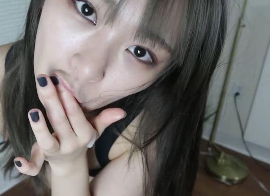 网红安雪儿某推视频资源：表情游戏棒棒糖手盘核桃小舌头云吐雾1V374M