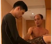 土豪中年大叔雇鸭子伺候老婆笑倒站长，心疼男子