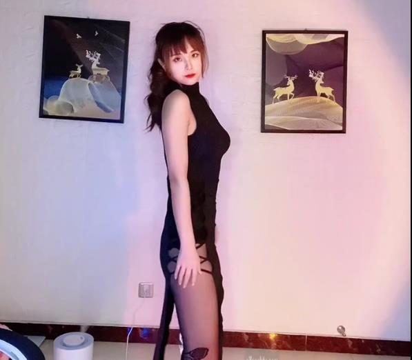 悠宝儿泳装定制社保，热舞粉丝大哥吐槽身材跳舞