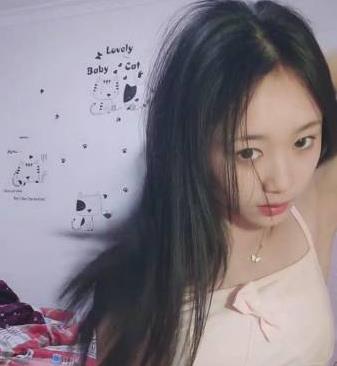 清纯女神校园直播视频，甜美妹子羞涩尺度大，新手玩眼睛光