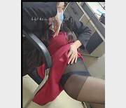 黑丝姐妹花双人游戏办公桌直播一小时十五分