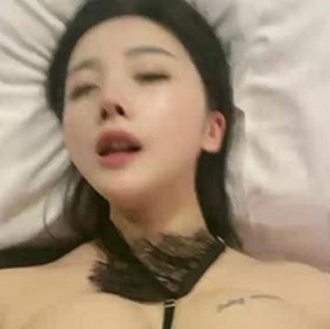 超甜美妹子车灯眼，童颜大罩杯，纯天然科技奶，网友吊打评价