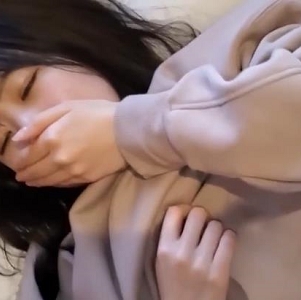 长发美少女自拍作品，好看妹妹发小关系混乱，视频时长16分钟