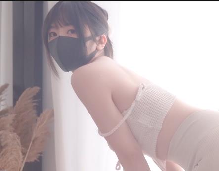 火爆全网红玩偶姐姐假日瑜伽视频，时长30分钟，男模展示环节，道具大佬挂水滴