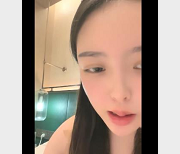 甜美网红小姐姐酒店直播，肉感身材欲望享受