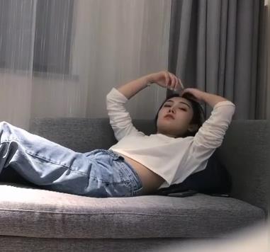 T花学生美女自拍合集:颜值身材超顶,三部影片总时长约2小时20分钟