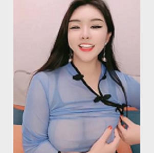 性感直播卡戴珊：天然身材诱惑逗趣，2V2.7G视频资源，收藏必备！