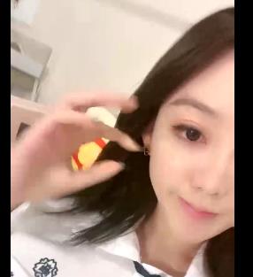 NeiNei粉嫩女神自拍视频1V-521M，时长1:34，颜值身材神器形状车灯震撼展示