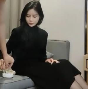 紧急情况下的报警救美女：步宾探花保护小姐姐