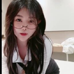 作者自拍-娃娃臉眼鏡萌妹-1V-1.1G-曲线S身材-近镜头观看