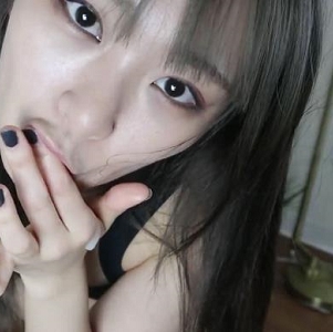 网红安雪儿某推视频资源：表情游戏棒棒糖手盘核桃小舌头云吐雾1V374M