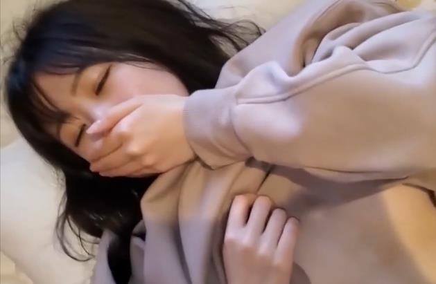 长发美少女自拍视频，16分钟全程手捂嘴，下载观看！