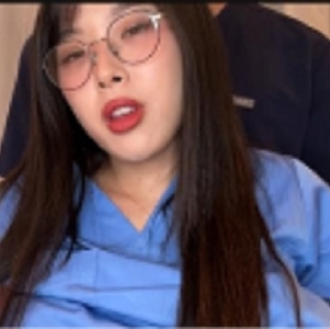 亚裔医学生ElleLee主演的戴眼镜剧情片