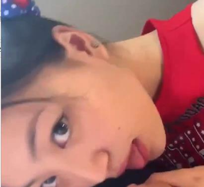 漂亮美眉自拍视频：妹子表情钉子T妇气质吃鸡