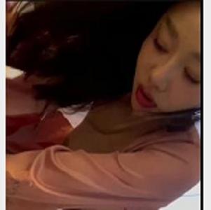 女神空姐自拍完整版18分钟视频，身材颜值曝光露脸，渔网袜打P用嘴火爆航空门